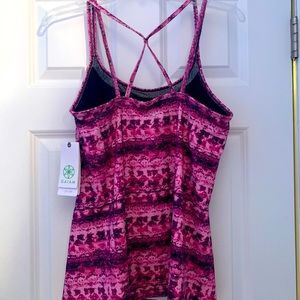 NWT GAIAM Tank w/built in bra